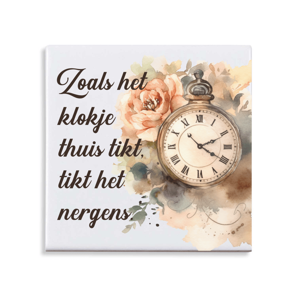 Tegeltje met tekst - Zoals het klokje thuis tikt, tikt het nergens - Beige