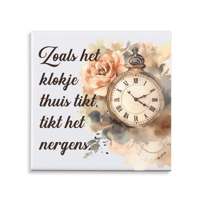 Tegeltje met tekst - Zoals het klokje thuis tikt, tikt het nergens - Beige